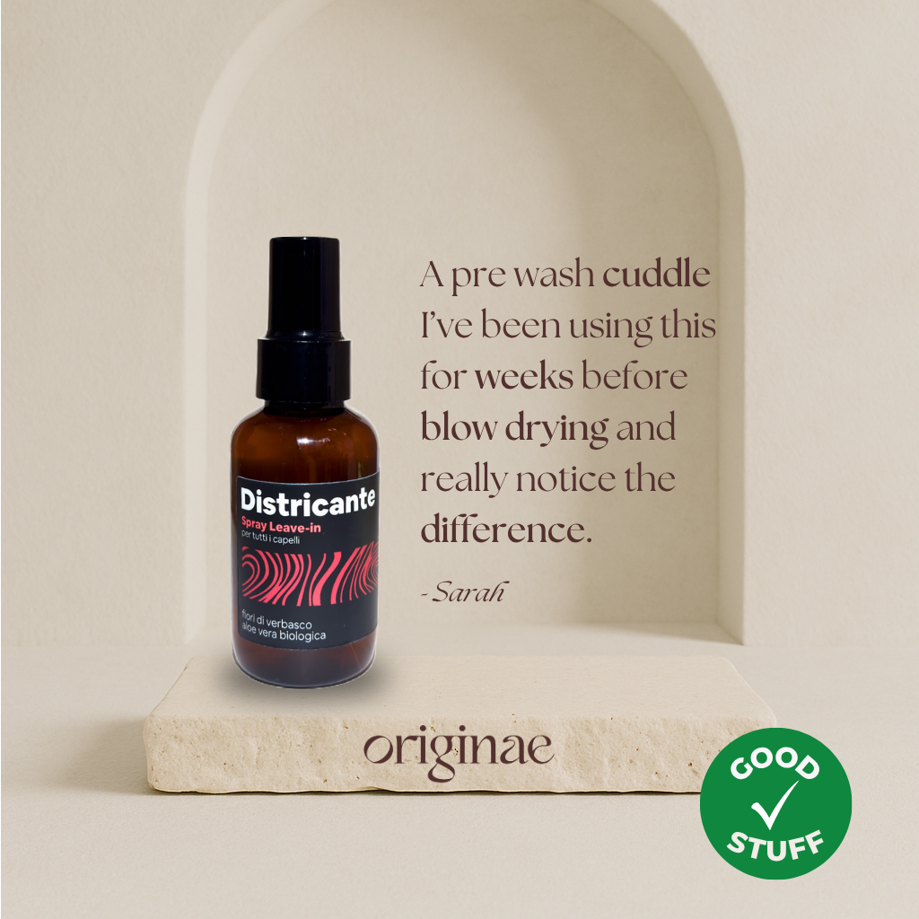 Flacone spray ambrato di Spray Leave-in Districante per capelli secchi, sfibrati e per la cura del cuoio capelluto, formulato con fiori di verbasco e aloe vera biologica. Idrata, ammorbidisce i capelli secchi o sfibrati, donando lucentezza naturale e protezione. Ideale per la cura dei capelli naturale.