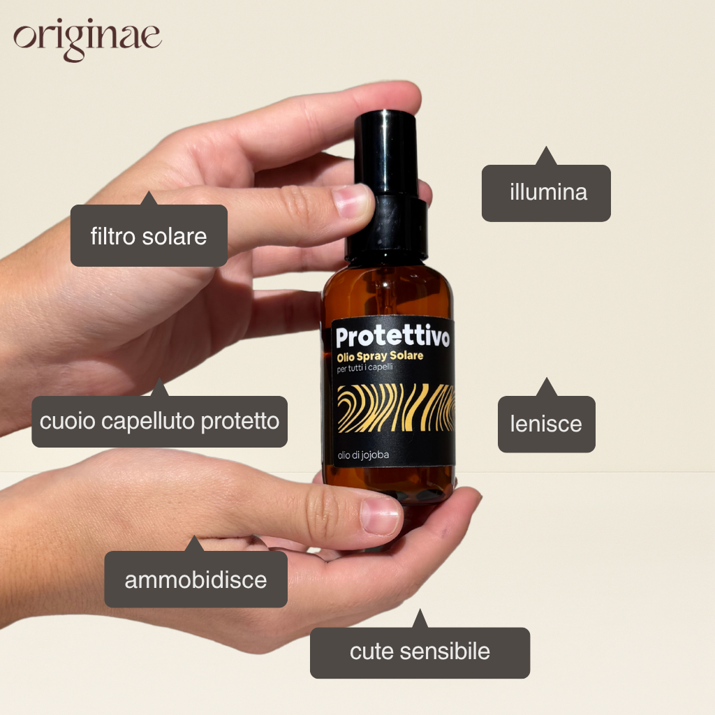 Flacone spray ambrato di Olio Spray Solare Protettivo per capelli danneggiati, secchi e colorati, formulato con olio di jojoba. Ammorbidisce e illumina i capelli senza appesantire, offrendo protezione UV. Ideale per la cura dei capelli naturale.
