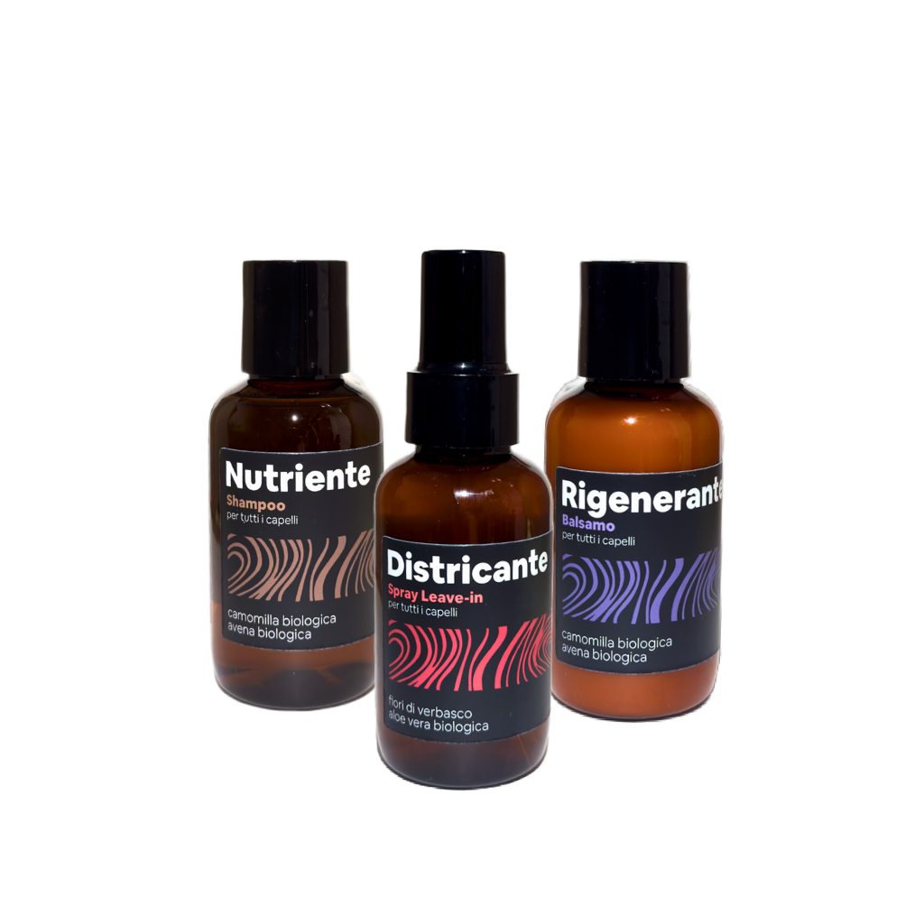Set di tre prodotti haircare Originae: uno shampoo "Nutriente" con camomilla e avena biologica, uno spray leave-in "Districante" con fiori di verbasco e aloe vera biologica, e un balsamo "Rigenerante" con camomilla e avena biologica. Questa è una routine completa per nutrire, districare e proteggere i capelli ogni giorno.