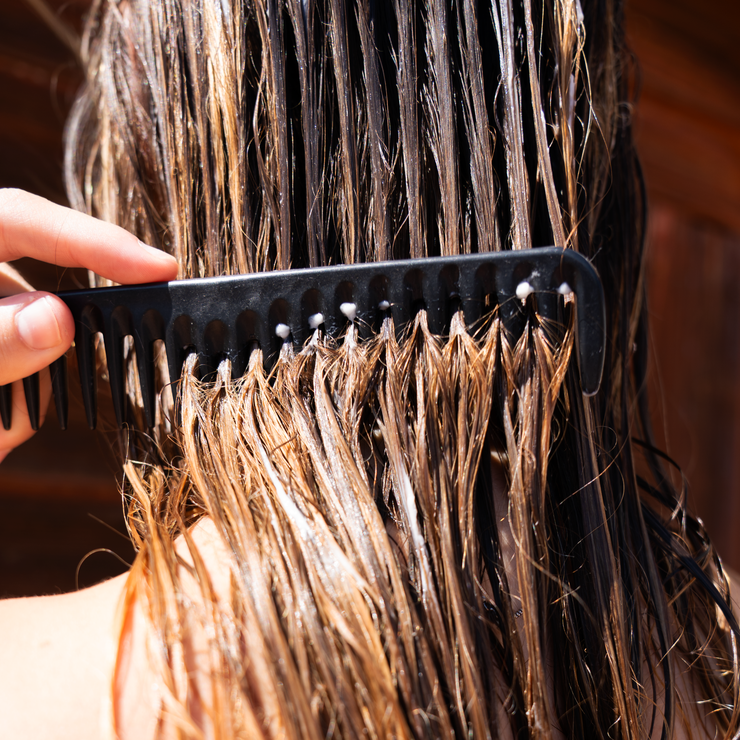 Districare i capelli bagnati con pettine a denti larghi e formula balsamo di originae ideale per capelli secchi e sfibrati