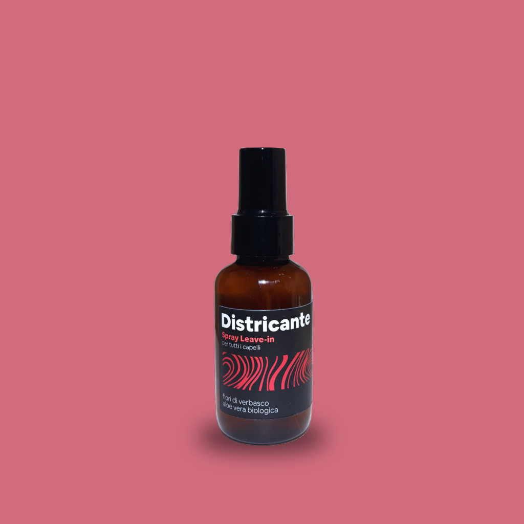 Flacone spray ambrato di Spray Leave-in Districante per capelli secchi, sfibrati e per la cura del cuoio capelluto, formulato con fiori di verbasco e aloe vera biologica. Idrata, ammorbidisce i capelli secchi o sfibrati, donando lucentezza naturale e protezione. Ideale per la cura dei capelli naturale.