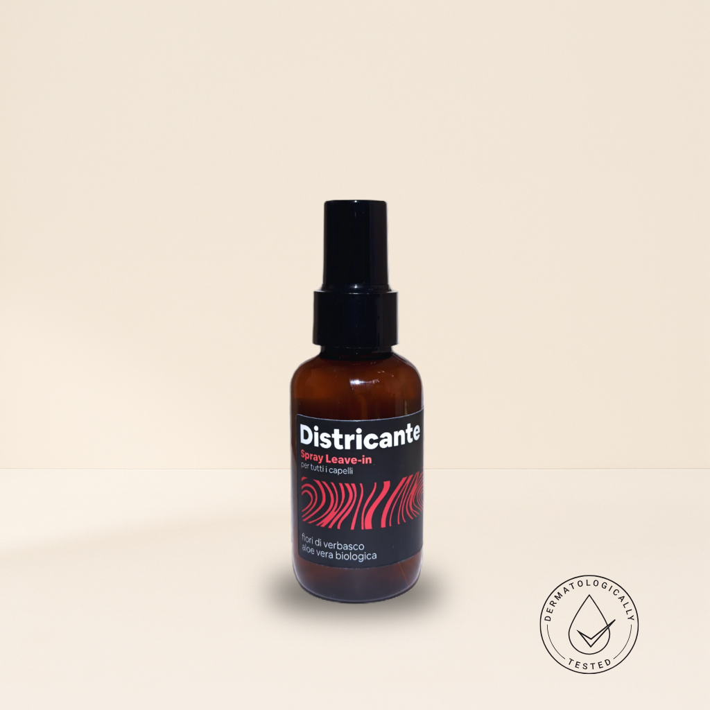 Flacone spray ambrato di Spray Leave-in Districante per capelli secchi, sfibrati e per la cura del cuoio capelluto, formulato con fiori di verbasco e aloe vera biologica. Idrata, ammorbidisce i capelli secchi o sfibrati, donando lucentezza naturale e protezione. Ideale per la cura dei capelli naturale.