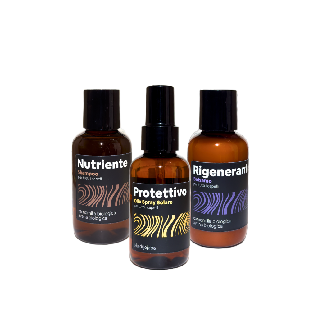 Set di tre prodotti haircare Originae per un travel kit estivo essenziale: uno shampoo "Nutriente" con camomilla e avena biologica, un olio spray solare "Protettivo" con olio di jojoba e un balsamo "Rigenerante" con camomilla e avena biologica. Questo kit deterge, nutre e protegge i capelli dai raggi solari.